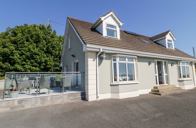 TULLYALLY, family friendly, country holiday cottage in Redcastle