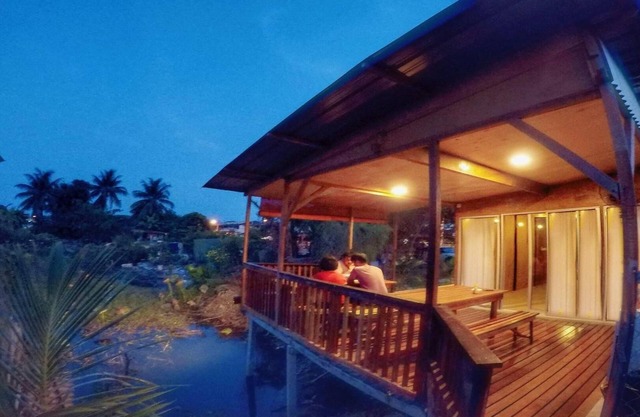 Tropika de Tung - avec une cabane en bois au bord d'un lac