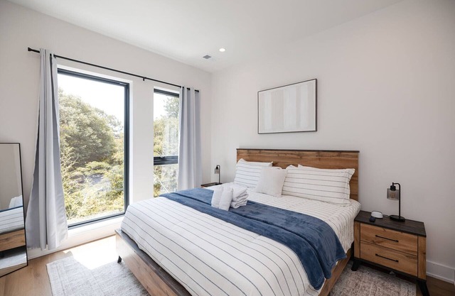 Turf ROOFTOP + Sleeps Up to 16 If Renting Multiple Units! Unit B