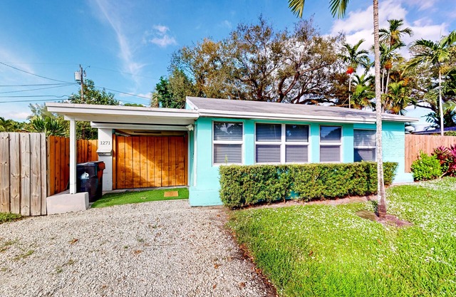Turquoise charmer with enclosed yard, open layout, & W/D - snowbird-friendly