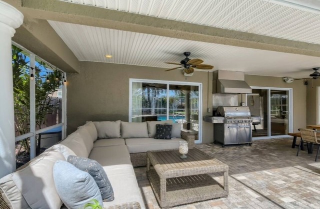 Tuscan Villa with a Pristine Pool! Minutes from Redington Beach