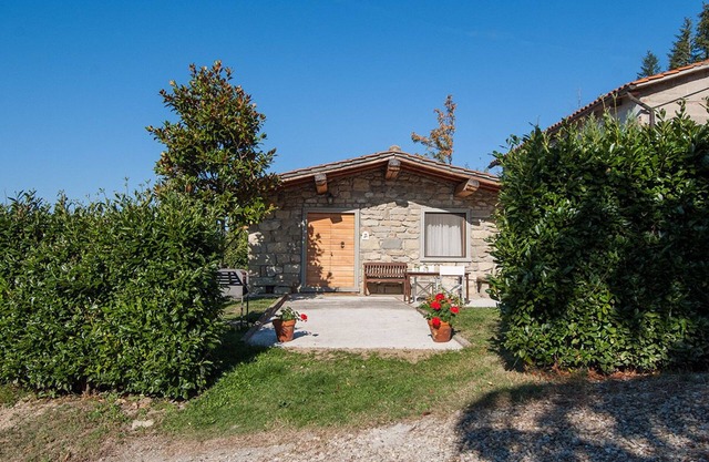 Toscane, un village médiéval avec piscine et vue sur le château des comtes Guidi
