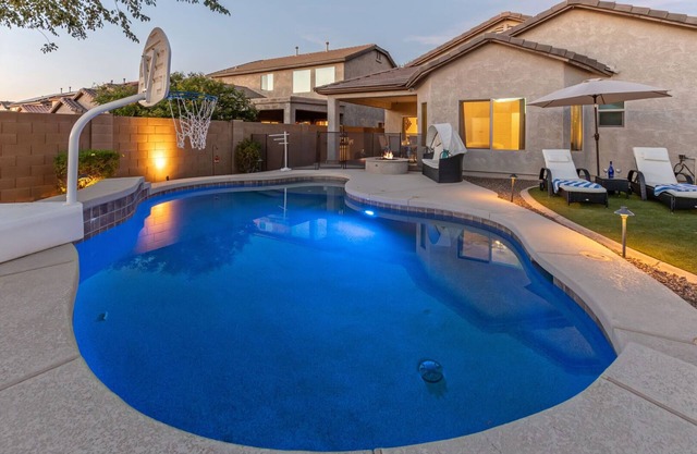 TVs All BRs, Htd POOL, Fire Pit, Paradise for Hikers/Bikers/Golfers