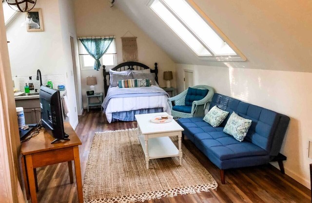 Twain Harte Lake retreat w/ summer lake access, walk to town, close to skiing