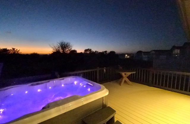 Twilight Lodge & Hot Tub (2 Bd rm) 2.5 miles to beach, peaceful setting.