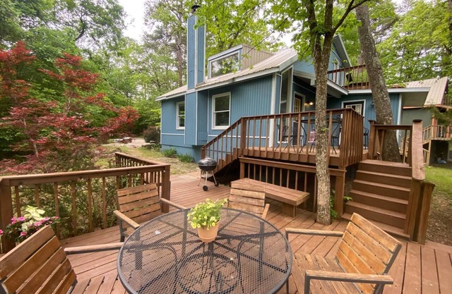 Twilight Trails- 3 bedroom cabin. 6 min away from downtown Eureka Springs!