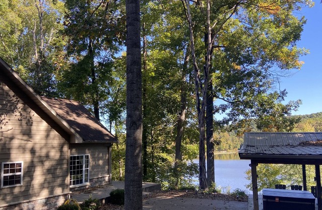 Secluded, Water Front Lodge, Sleeps 10, Fire Pit, Dock, WIFI