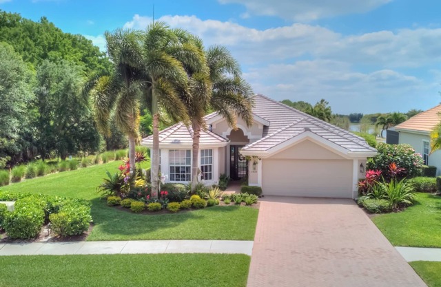 Twin Eagles Pool Home with Full Golf Membership Available to Transfer