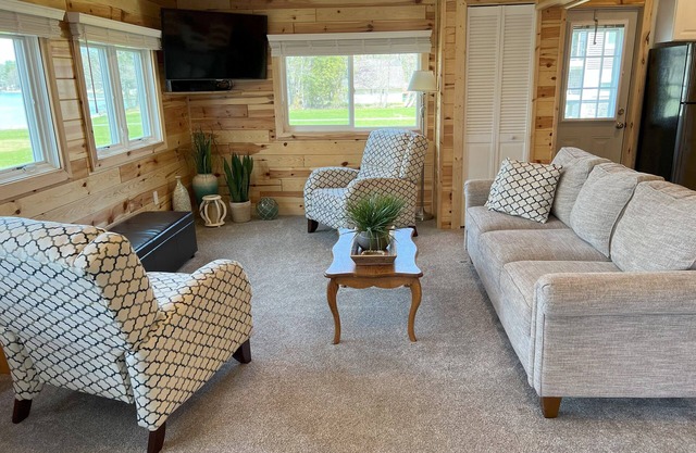 East Twin Lake - Charming 2-bedroom in Lewiston, Michigan