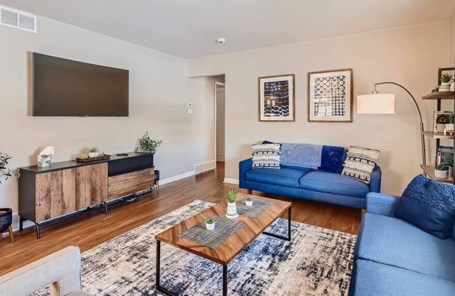 Twin Lakes Landing | Pool Table | Central Location