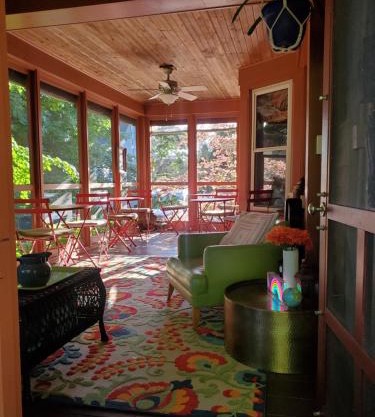 Twin Oaks Inn