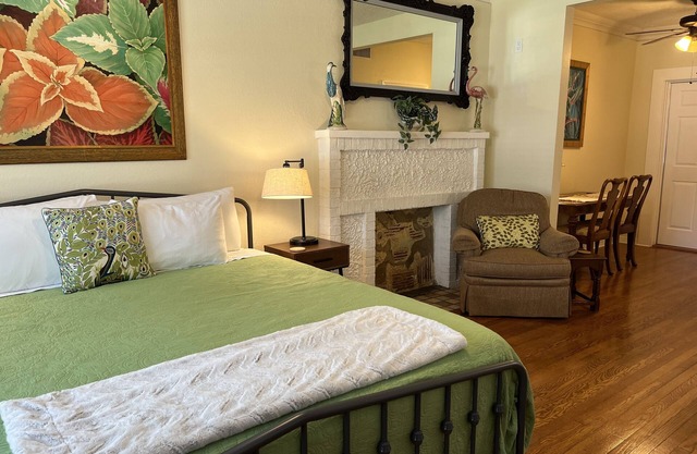 Twin Palm ~Lovely NEW1BR Studio-Super Location near downtown!