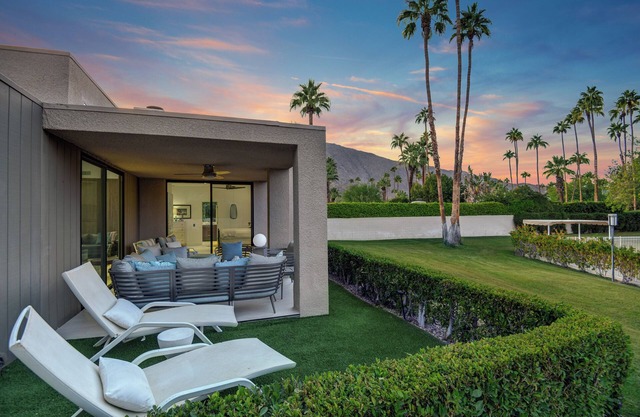 Twin Palms Retreat - NEW LISTING! - 2-bedroom house, spectacular mountain views!