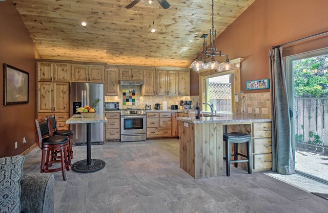 'Twin Palms' Romantic Retreat: Yard + Grill!