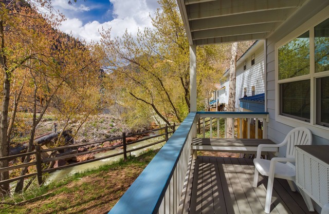Twin Peaks Lodge & Hot Springs