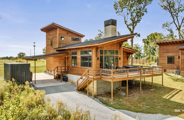 Twin Retreat Cabin #2, Hot Tub, Near Battlefield Golf Course & Shangri La Resort
