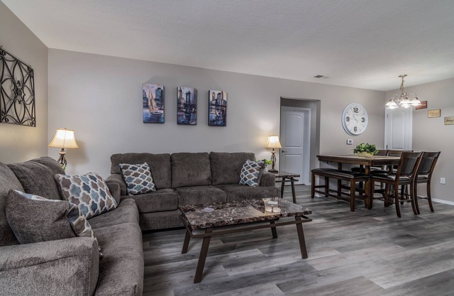 Twin Trails-No Stairs! Sleeps 16! Updated and ideal for families- Close to Strip