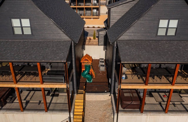 Two 7 bd homes w/ hot tubs, sauna, & fire pits