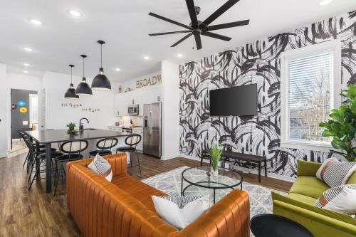 TWO Adjacent Homes Sleeps 24 Only 3 miles to Broadway