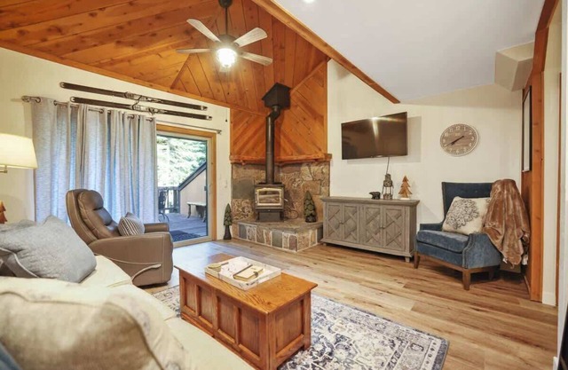 Two Bears Basecamp - Trails, Pool & Spa, Easy Parking