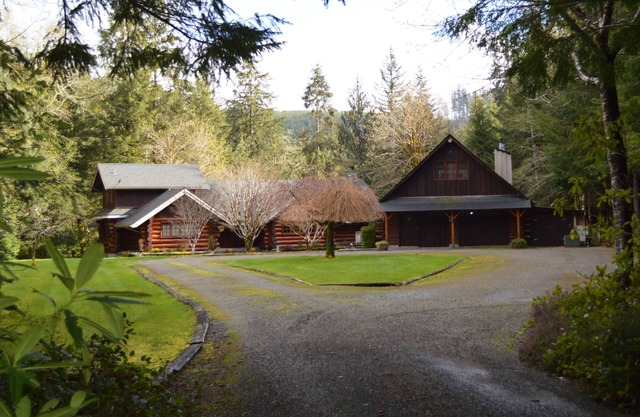 Deux belles cabanes en rondins aux côtés de la rivière Sol Duc!