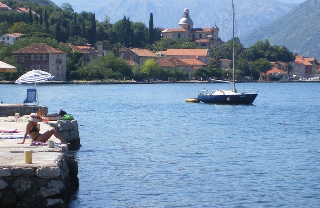 APPARTEMENT DEUX LITS AVEC PISCINE À PRCANJ, KOTOR, VUE IMPRENABLE, À MINUTES DU BORD DE MER