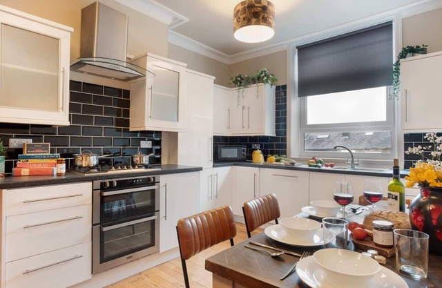Two Bed Central Apartment, Albert Road