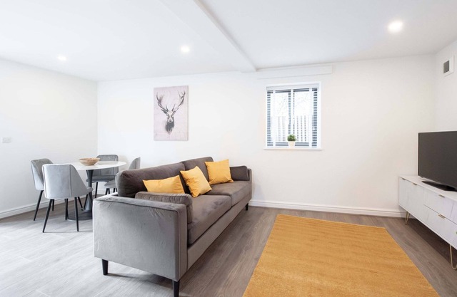 Two Bed House in Gated Development - Close to M25