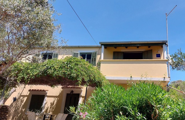 Appartement de deux chambres avec le balcon et la vue sur le mer Baie Pogana, Cres (A-21464-a)