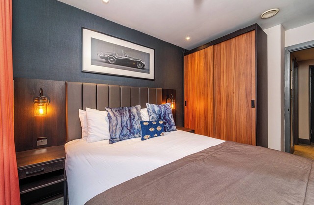 Two Bedroom Apartment 206 (Sleeps 7)