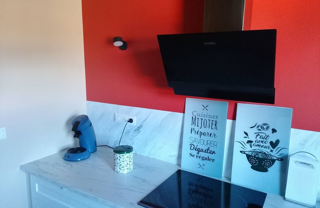 Appartement F3 dans maison, pour 2 à 4 personnes, 2 chambres, jardin ombragé.