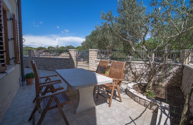 Appartement de deux chambres avec la terrasse Punta kriza, Cres (A-8082-a)