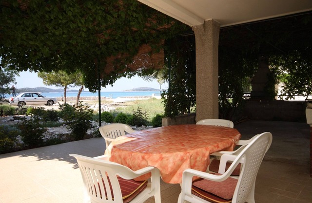 Appartement de deux chambres prés de la plage Zaboric, Sibenik (A-6097-b)