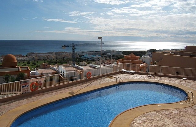 Appartement 2 chambres avec piscine communautaire près du terrain de golf