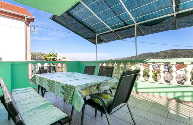 Appartement de deux chambres avec la terrasse et la vue sur le mer Marina, Trogir (A-20016-b)