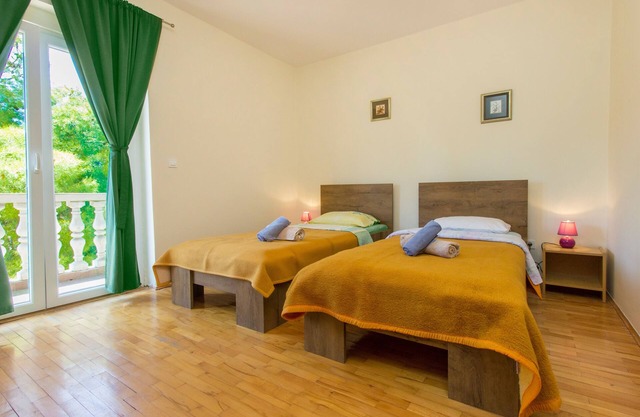 Appartement de deux chambres avec le balcon Pirovac, Sibenik (A-6280-b)