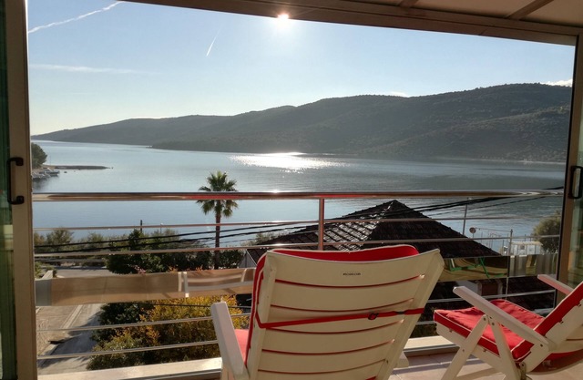 Appartement de deux chambres avec la terrasse et la vue sur le mer Marina, Trogir (A-14191-a)