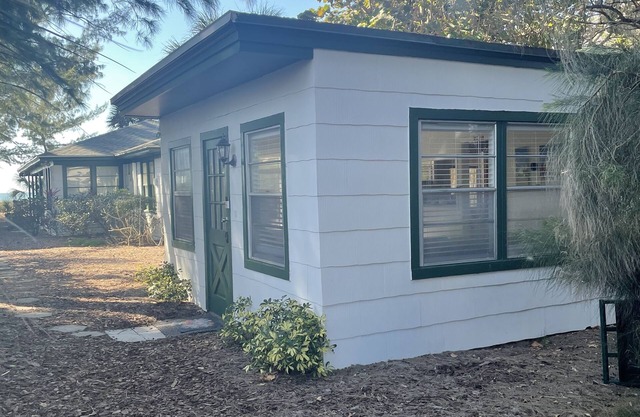 Two bedroom bungalow - Old FL Beach Cottage - Gulf Side - Ground Level