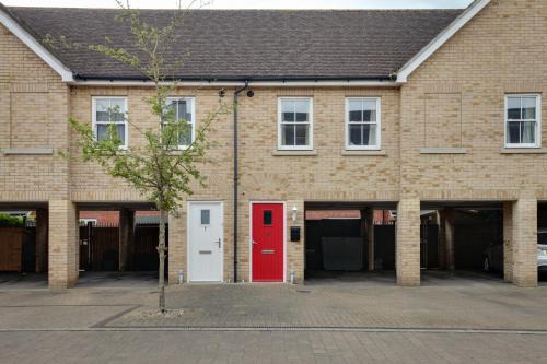 Two Bedroom Coach House - Free Allocated Parking for 2 vehicles - Central Colchester