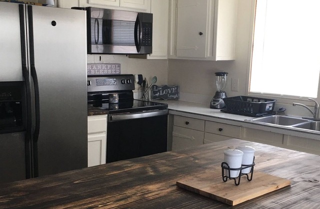 Two bedroom, furnished Fort Gibson Lake getaway. sleeps up to 8 people.