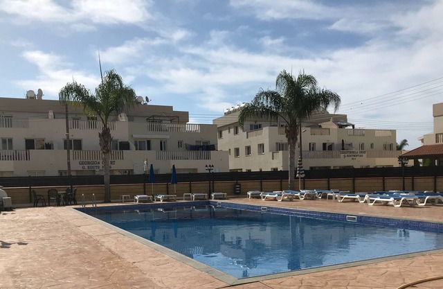 Appartement de deux chambres au rez-de-chaussée avec une grande piscine commune dans un lieu de détente