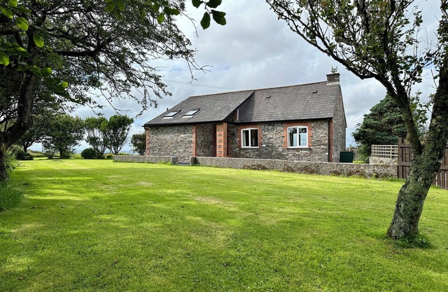 Maison de vacances de deux chambres dans un endroit rural calme.