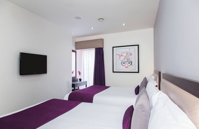 Two-Bedroom Super Luxe Apartment 8 (Sleeps 10)