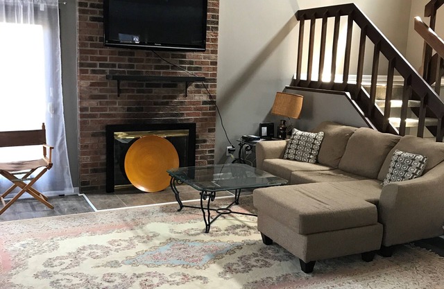 Two Bedroom Townhouse in Cleveland near Downtown and the Lake