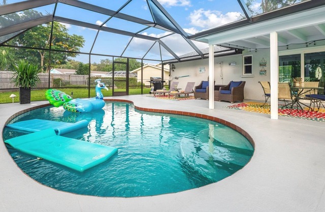 TWO BEDROOM/TWO BATH, SPARKLING HEATED POOL, MINUTES TO IMG and ANNA MARIA...