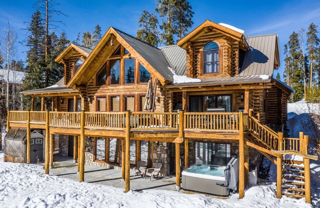 Luxury Log Home | Grande terrasse avec salle à manger et vues | Salle de jeux | Spa privé | 18 personnes!