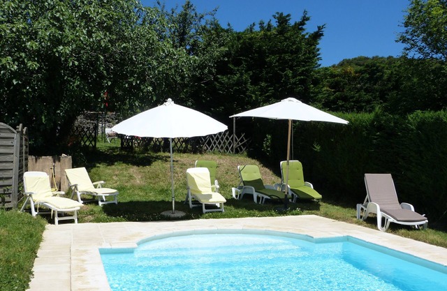 deux maisons de caractère dans un hameau avec piscine et grand jardin