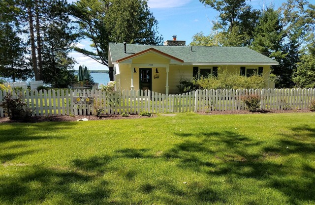 Deux chalets dans un cadre de complexe riverain privé.