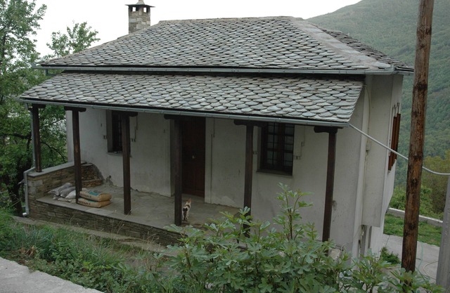 Bâtiment de deux étages à la montagne Pelion avec vue sur la mer Égée et les Sporades.