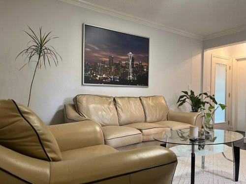 Two fully independent unit - a modern house and a private apartment, each with its own entrance, located just 15 min from Sea-Tac Airport and 5 min from Des Moines Marina